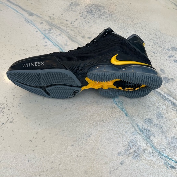 LEBRON XIX LOW Black/Universe Gold - Picture 5 of 8